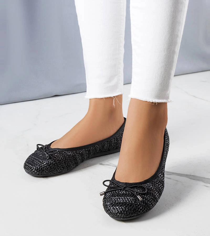 Ażurowe czarne baleriny ozdobione kokardką