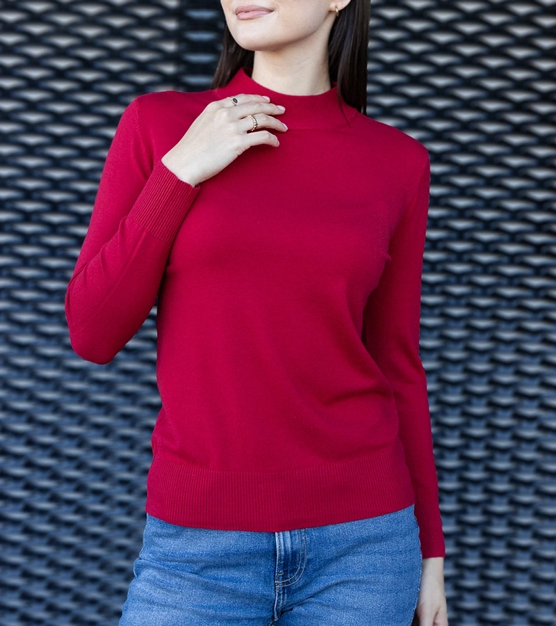 Czerwony klasyczny sweterek o luźnym kroju