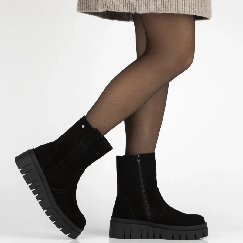 Hers Czarne botki z naturalnego zamszu na lekkim koturnie