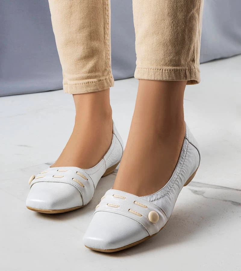 Białe baleriny z kwadratowym noskiem