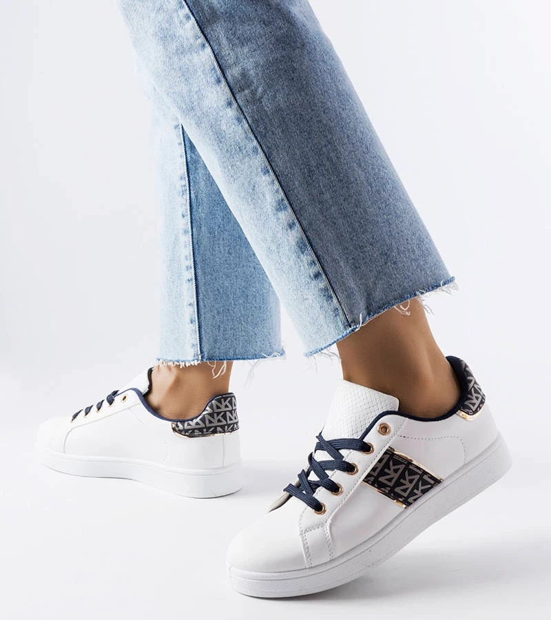 Białe sneakersy ze zdobioną cholewką