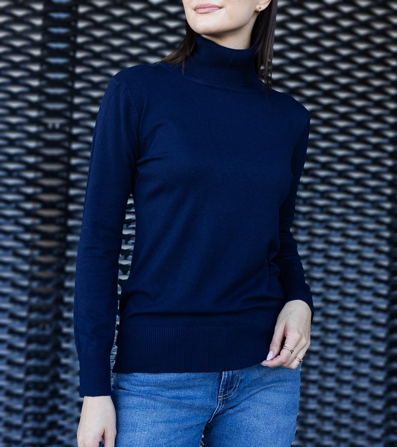 Granatowy golf o luźnym kroju