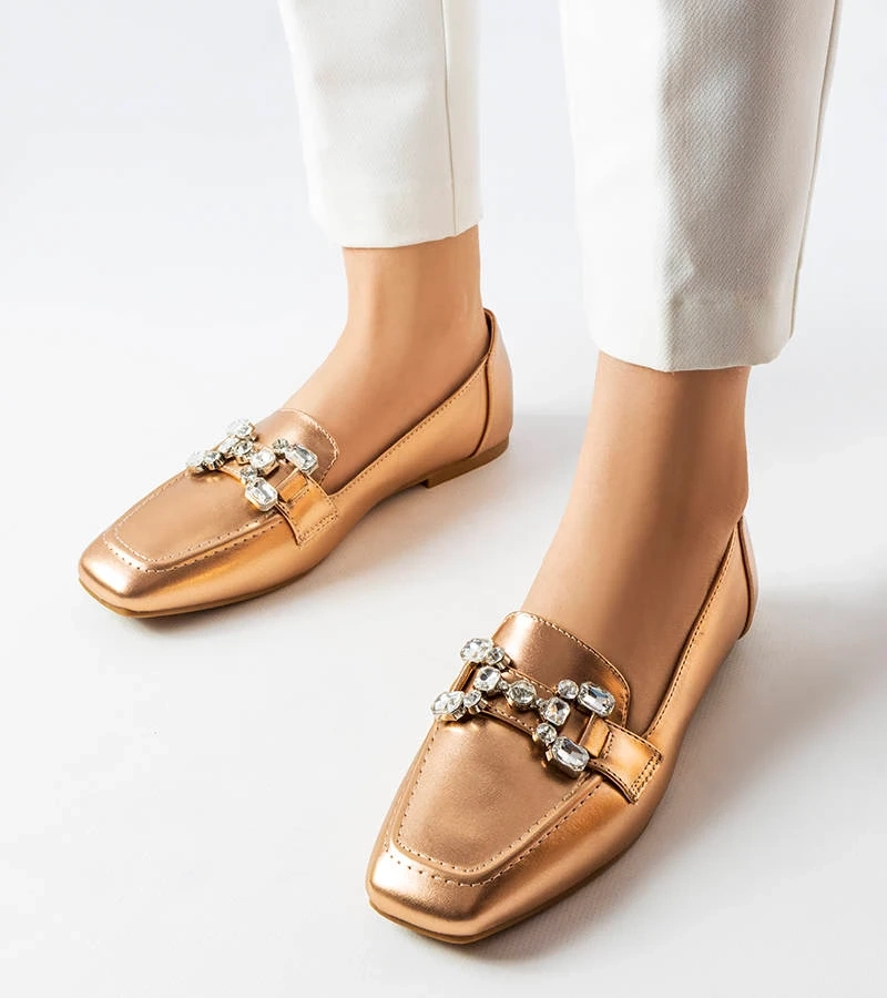 Różowo-złote mokasyny z efektownym zdobieniem