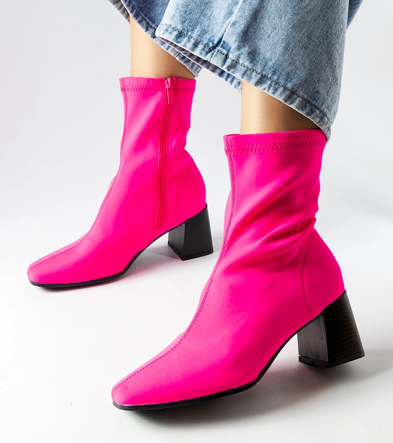 Czarne botki na masywnym słupku