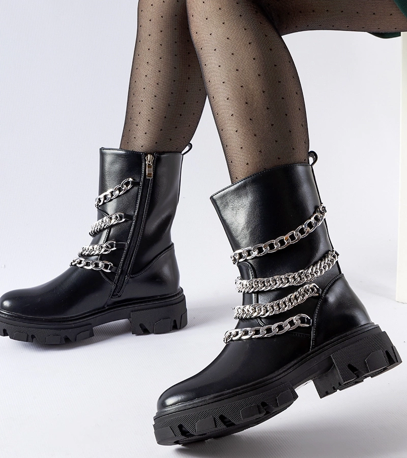 Czarne botki z ozdobnymi łańcuchami