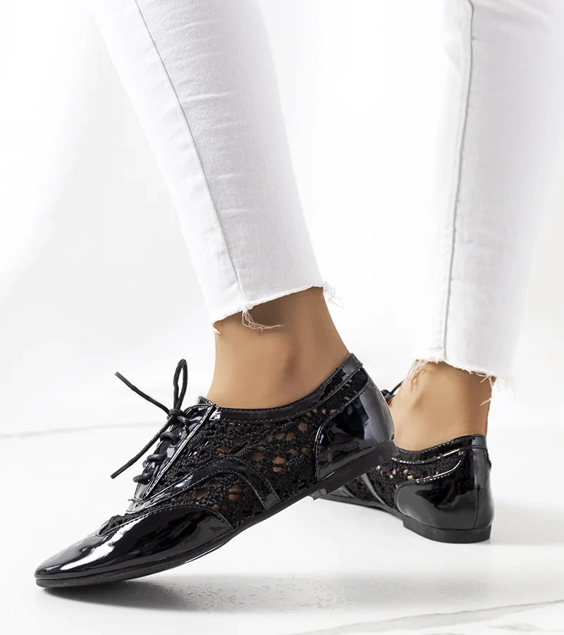 Lakierowane półbuty z koronką