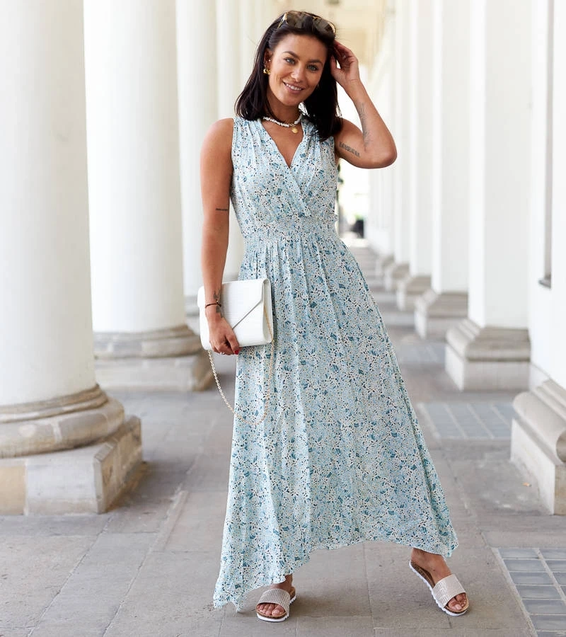 Niebieska sukienka midi w kwiaty