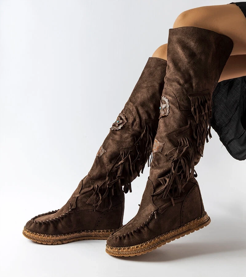 Ciemnobrązowe kozaki na koturnie z frędzelkami