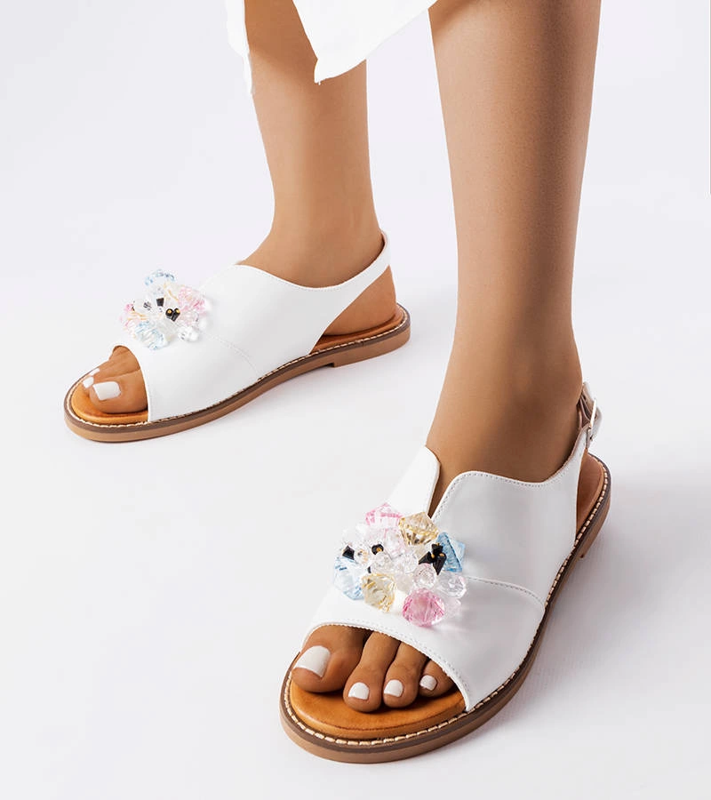 Białe sandały zdobione kolorowymi kryształkami