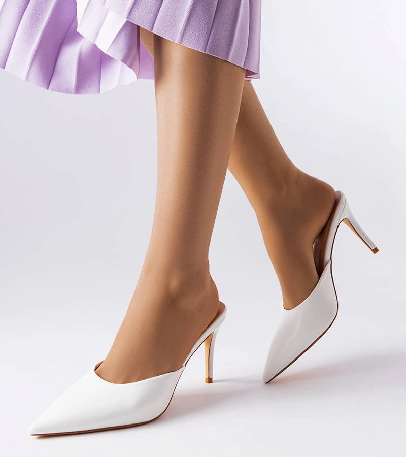 Białe eleganckie klapki na szpilce