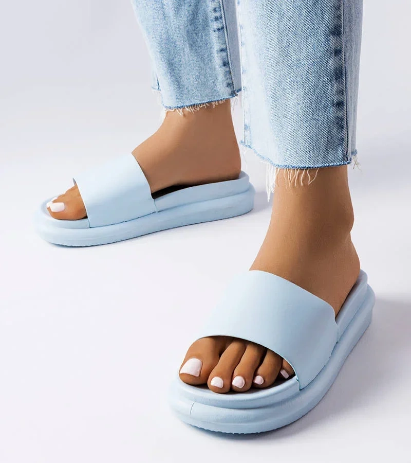 Niebieskie klapki na platformie