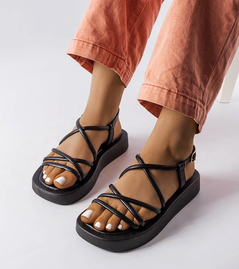 Czarne sandały na platformie