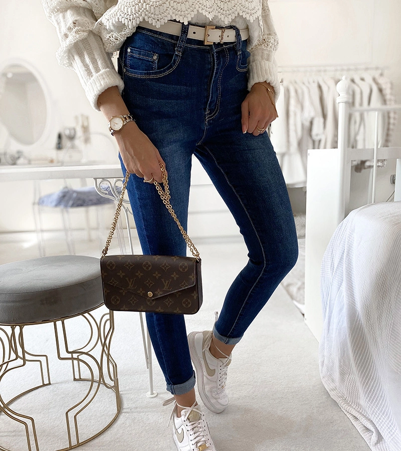 Granatowe jeansy push up