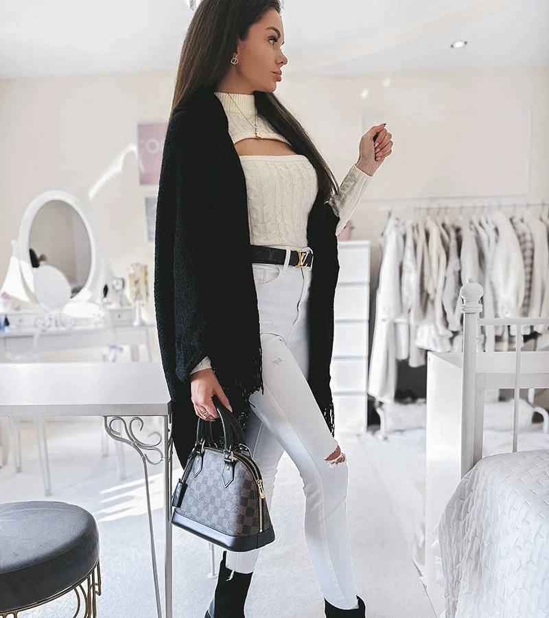 Czarna narzutka z frędzlami