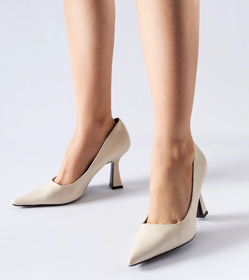 Beżowe czółenka na asymetrycznym obcasie