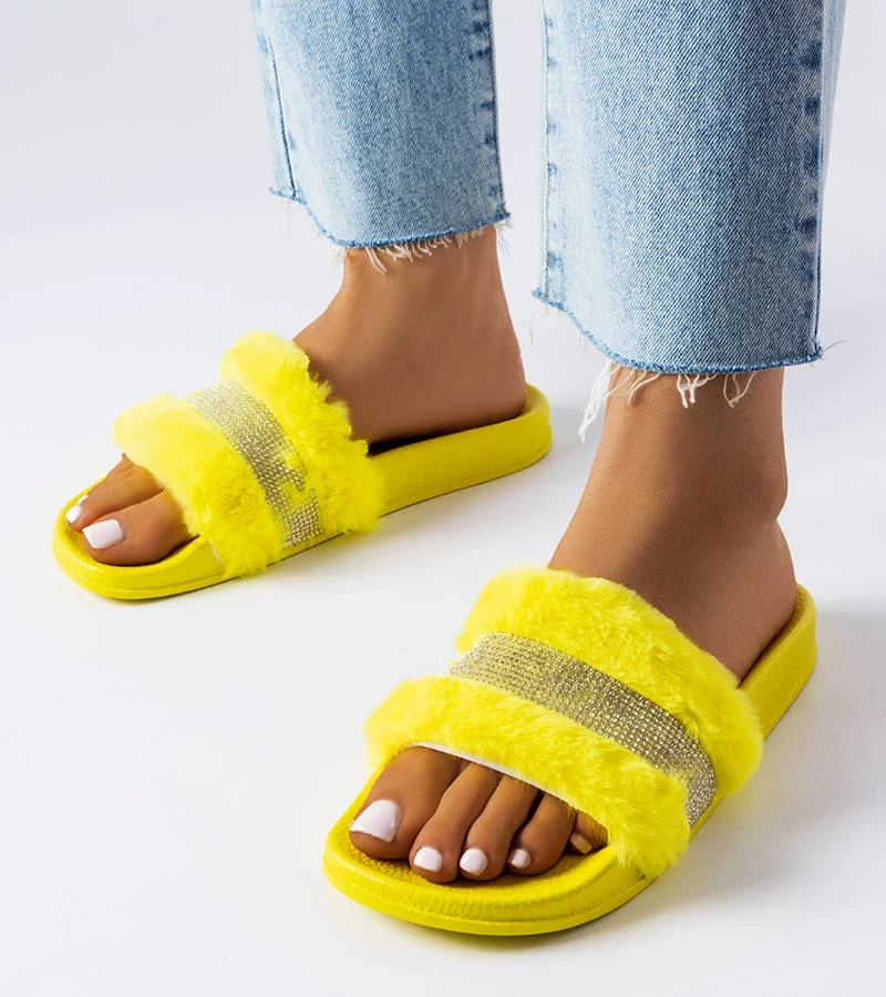Żółte klapki z futerkiem i cyrkoniami