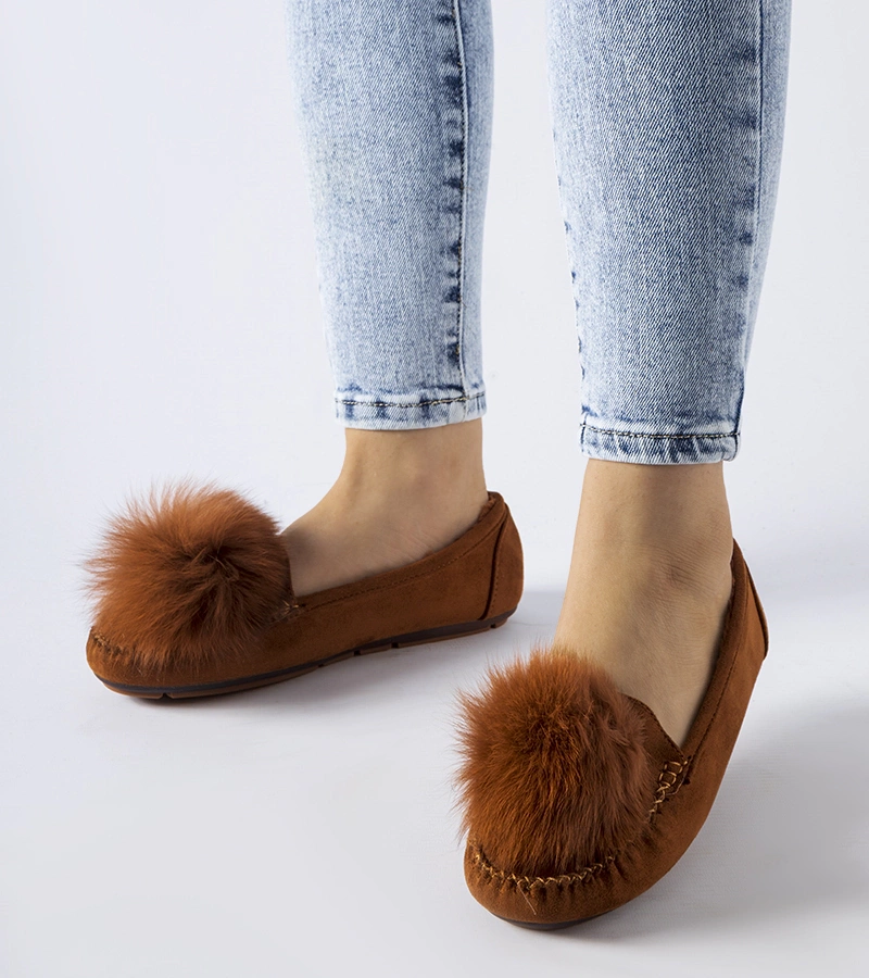 Jasnobrązowe ocieplane kapcie z pomponem