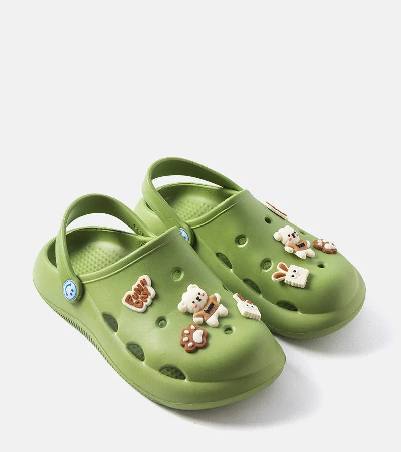 Zielone klapki z pianki z zakrytym noskiem