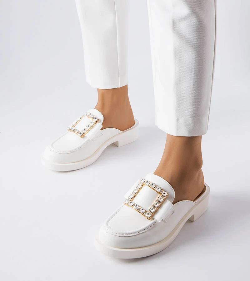 Białe klapki z zabudowanym noskiem i metalową ozdobą