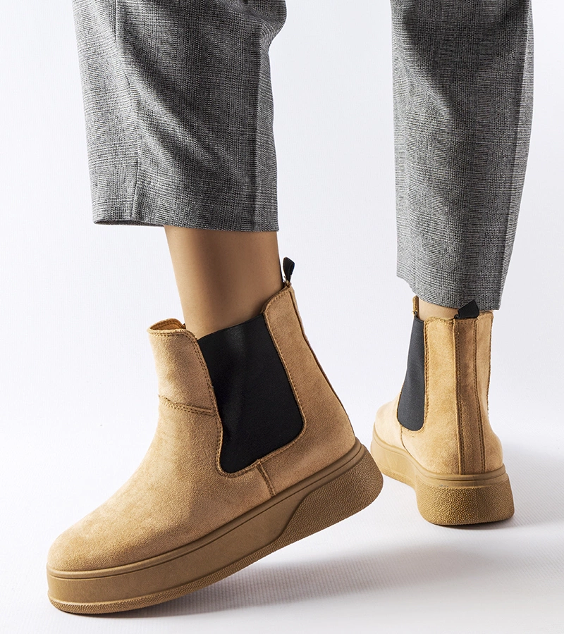 Ciemnobeżowe botki na platformie