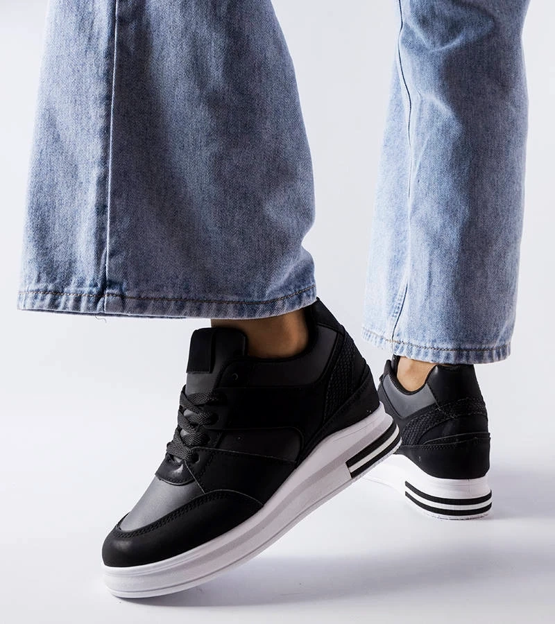 Czarne sneakersy na koturnie