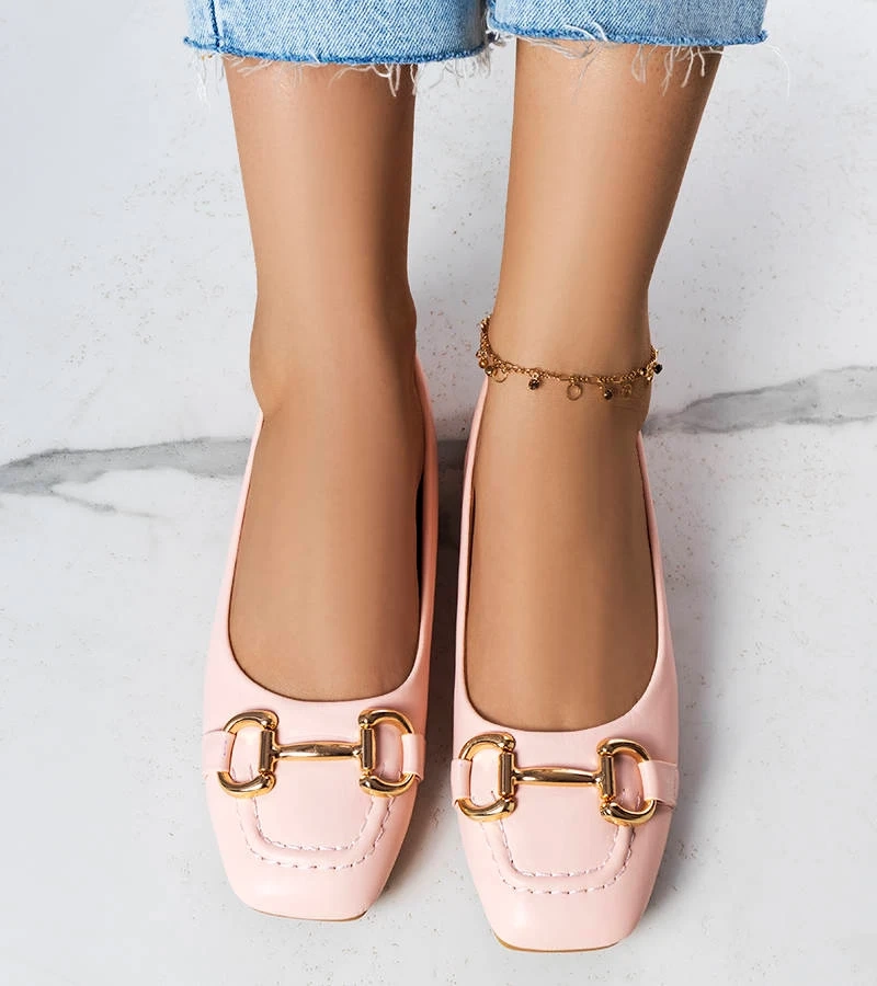 Różowe balerinki ozdobną klamerką