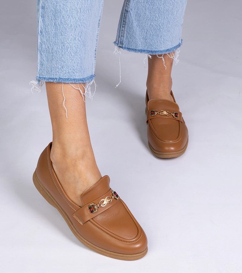 Hers Ciemnobrązowe mokasyny ze złotą ozdobą