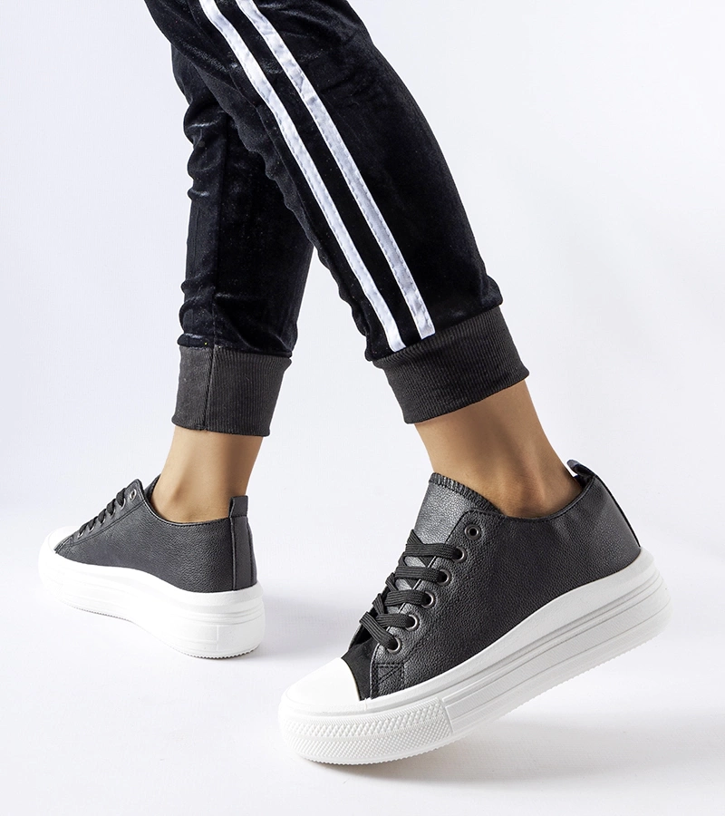 Czarne trampki na wysokiej podeszwie