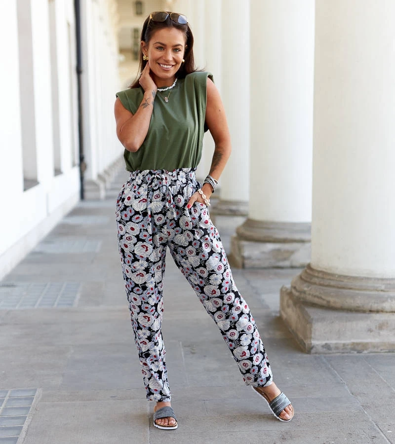 Czarne spodnie o swobodnym fasonie w kwiaty