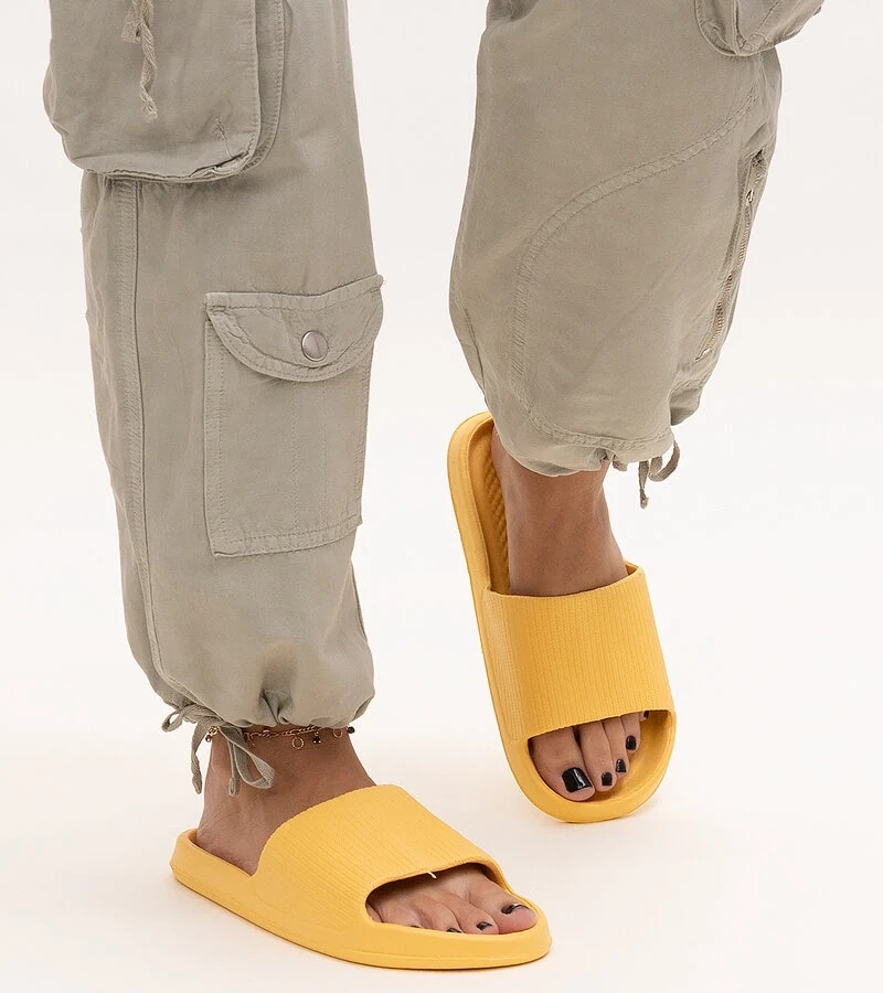 Żółte klapki piankowe