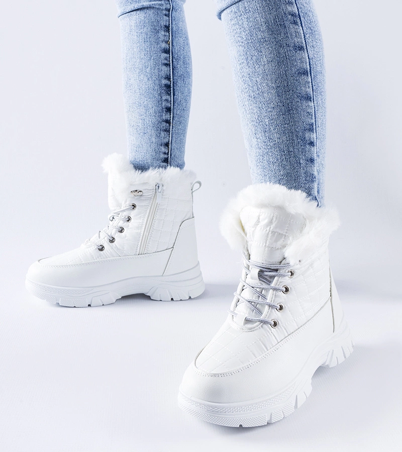 Białe ocieplane sniegowce na platformie