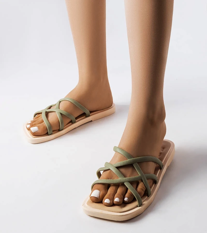 Zielone gumowe klapki z kwadratowym noskiem