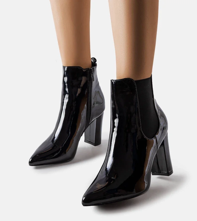 Czarne lakierowane botki na słupku