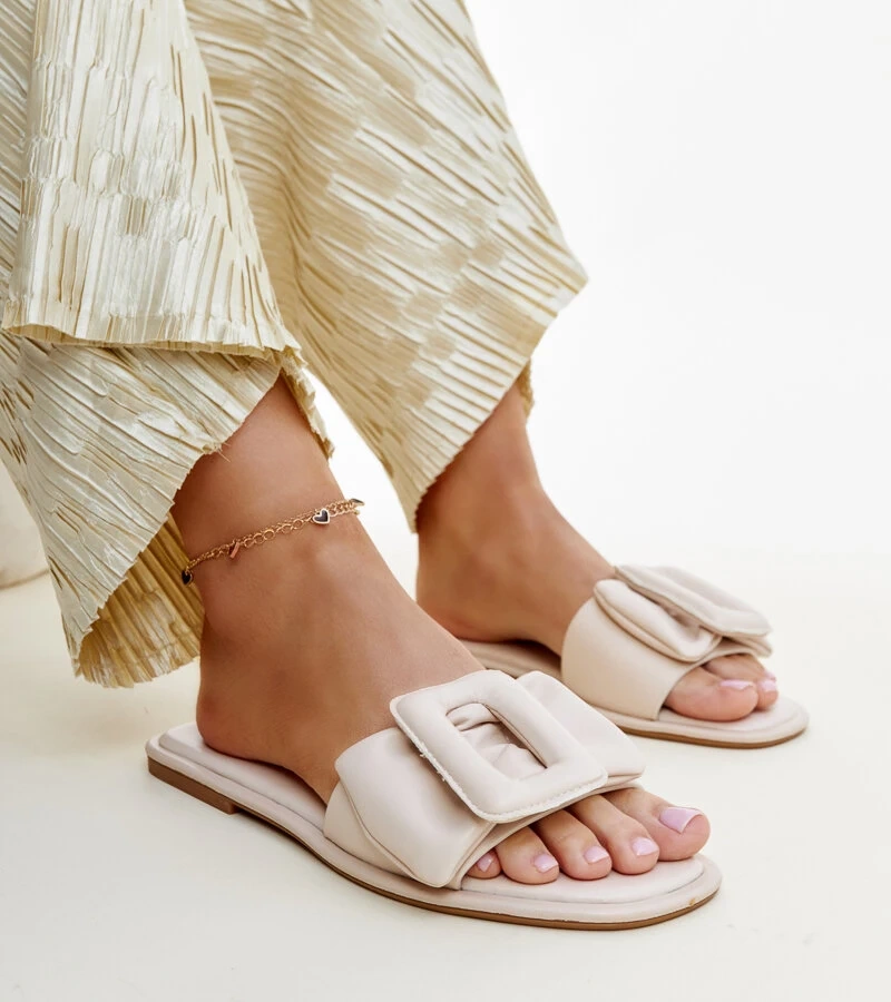 Hers Beżowe klapki z klamerką