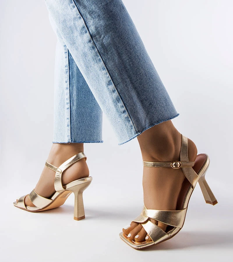 Złote sandały na szpilce z paskiem