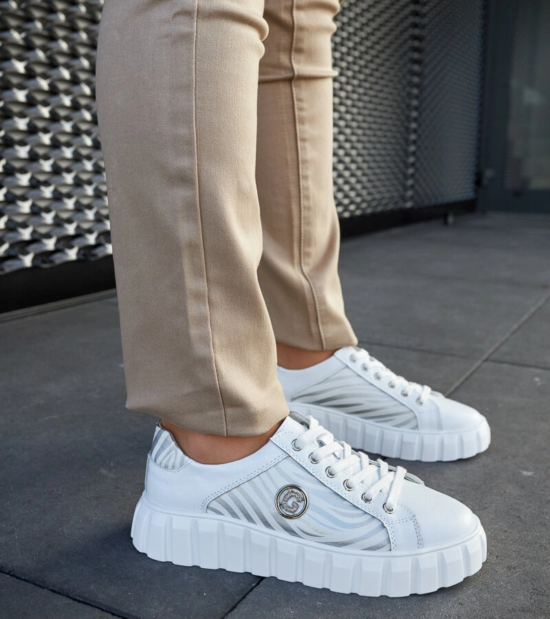 Białe skórzane sneakersy na platformie