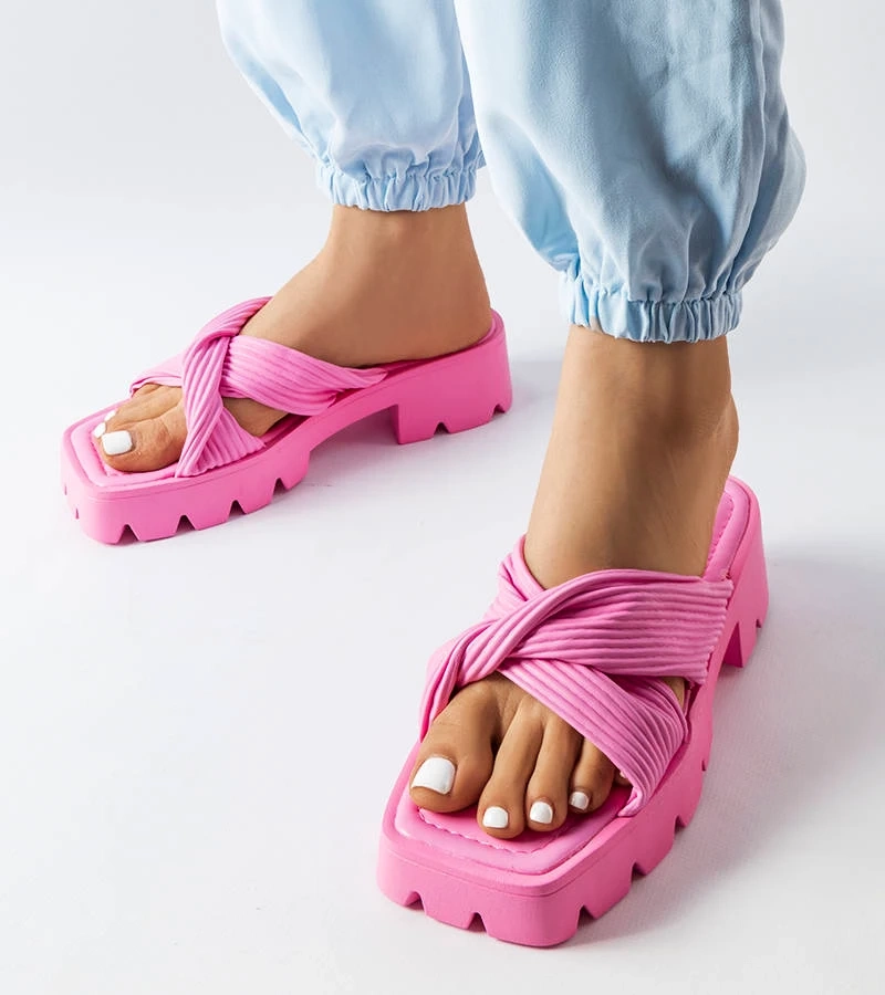 Różowe klapki na masywnej podeszwie