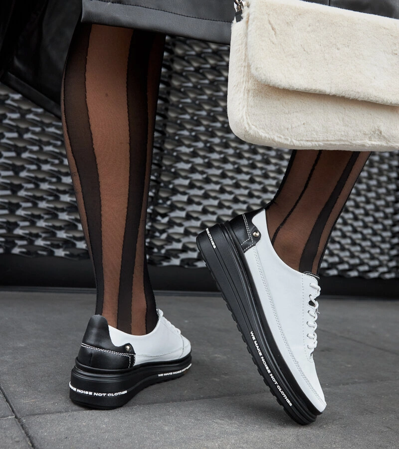 Czarno-białe skórzane trampki na koturnie