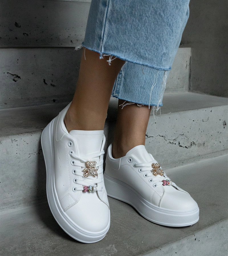 Białe sneakersy na platformie zdobione misiem