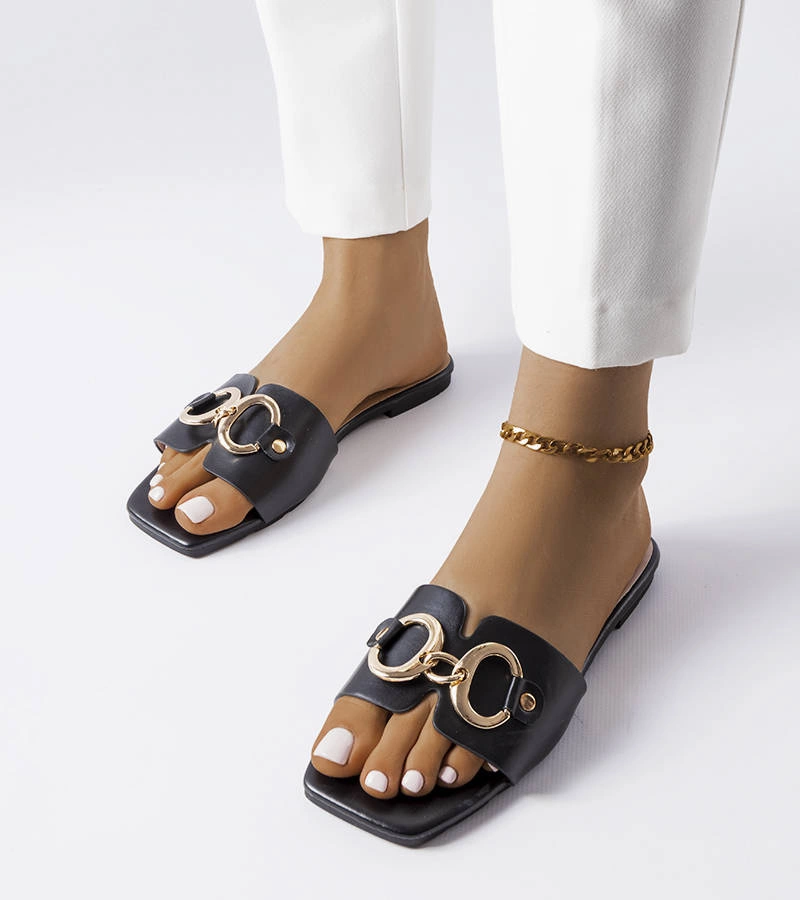 Eleganckie czarne klapki zdobione łańcuchem