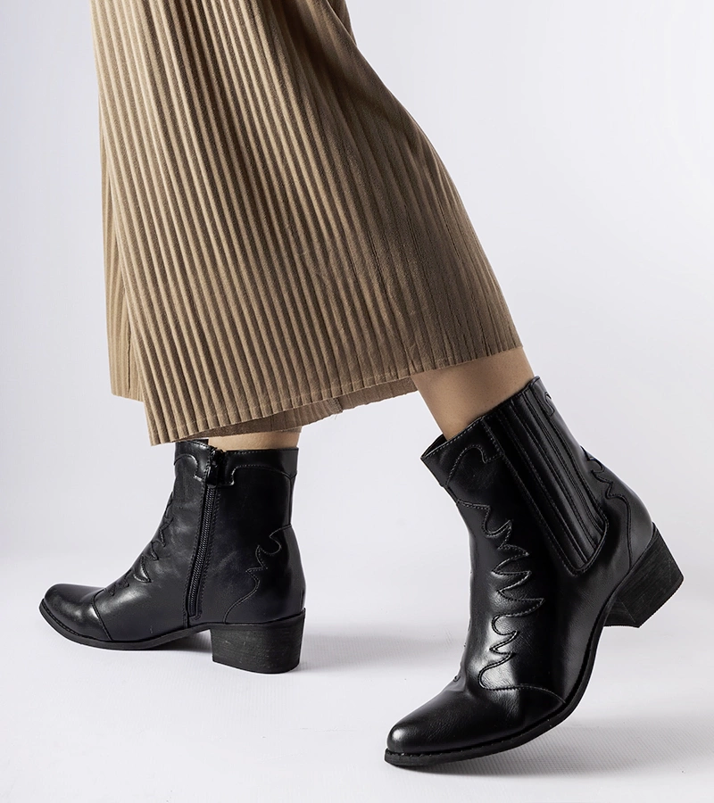 Czarne kowbojki na niskim obcasie