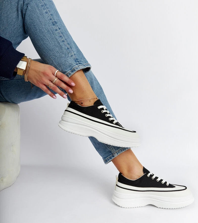 Czarne trampki na platformie