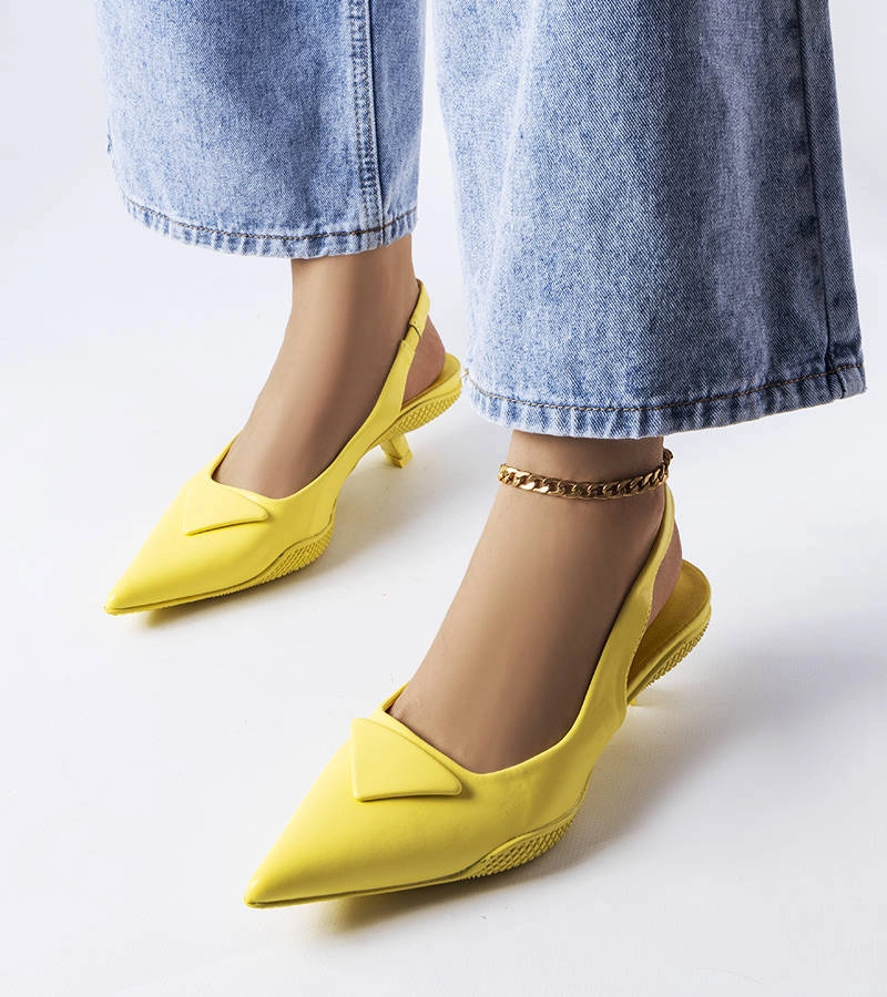 Żółte sandały na niskim obcasie ze sportową podeszwą