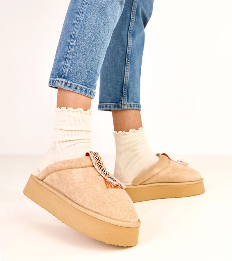 Hers Jasnobeżowe zabudowane kapcie z kolorową wstawką