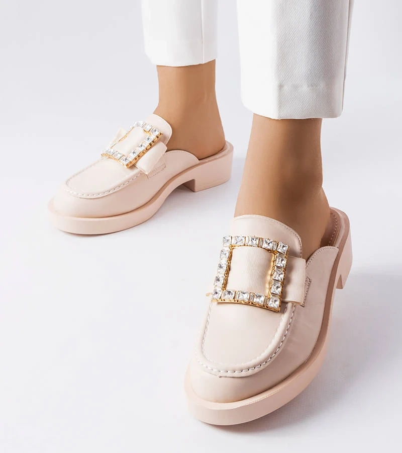 Beżowe klapki z zabudowanym noskiem i metalową ozdobą