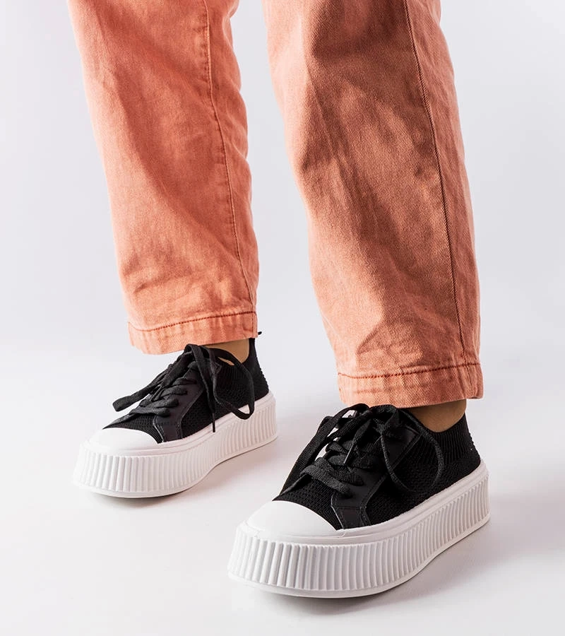 Czarne trampki na wysokiej podeszwie