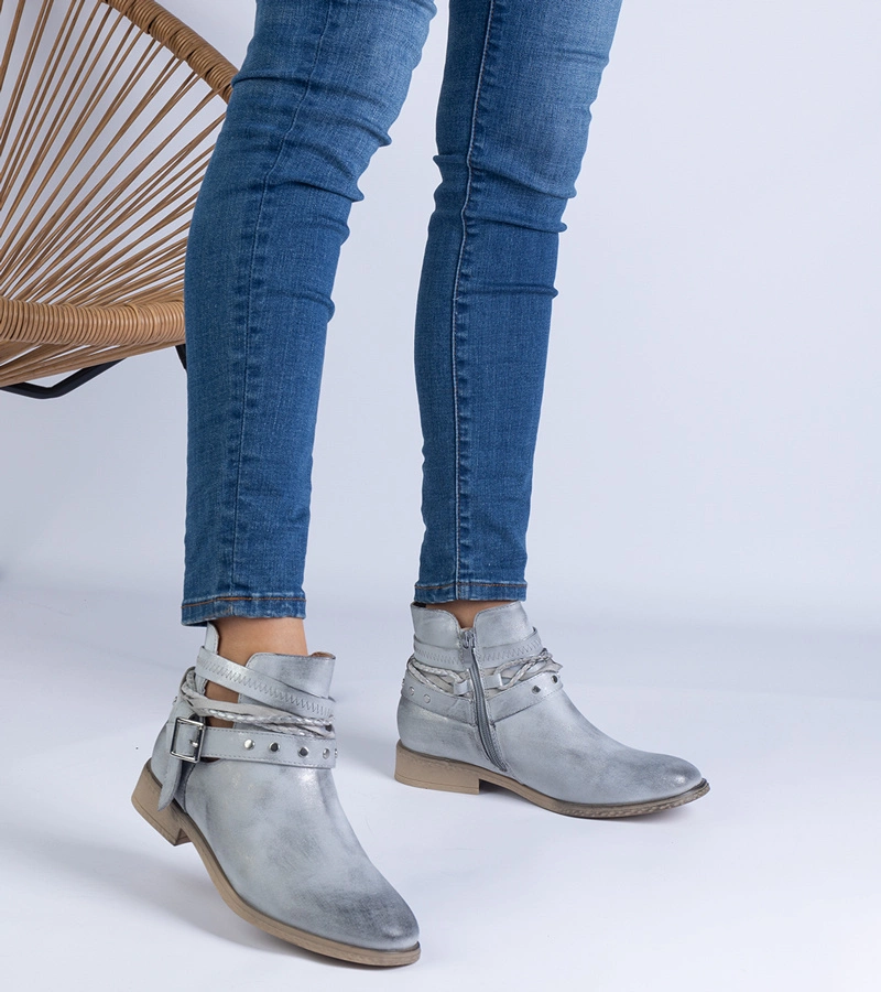 Hers botki płaskie damskie srebrne z wycięciem i klamrą