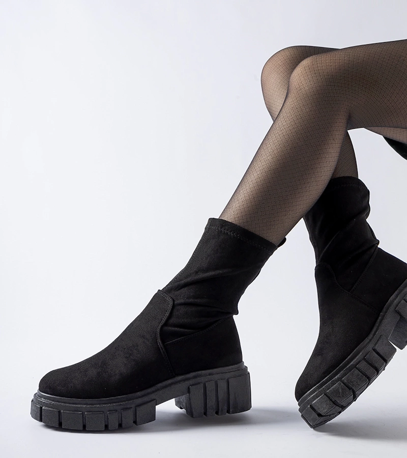 Czarne wsuwane botki na masywnej podeszwie