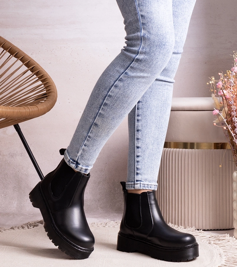 Czarne botki na platformie Lessaya