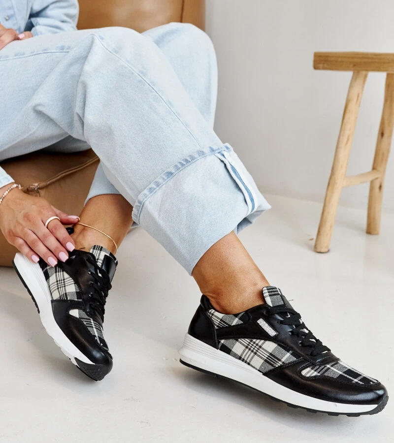 Czarne sneakersy w kratkę